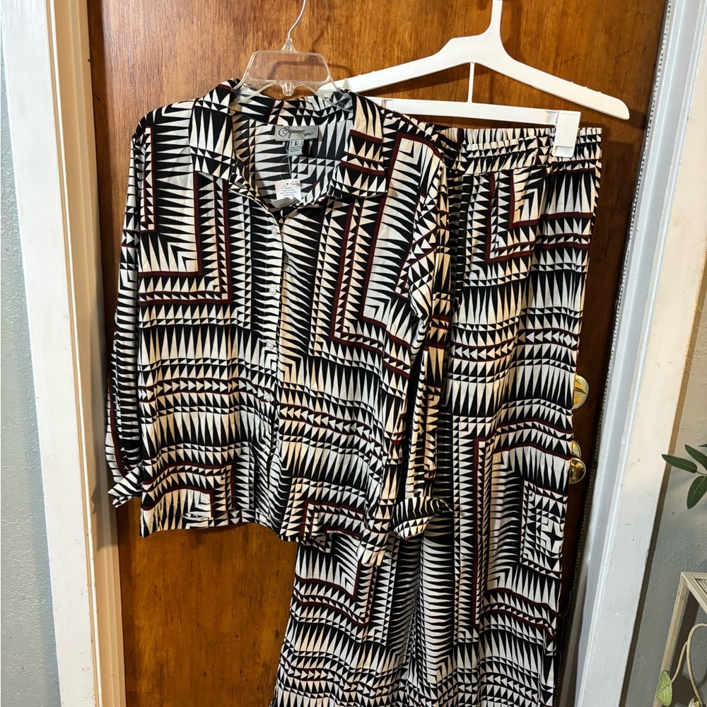 Geometric Patterned Women's Set - Picture 1 of 4